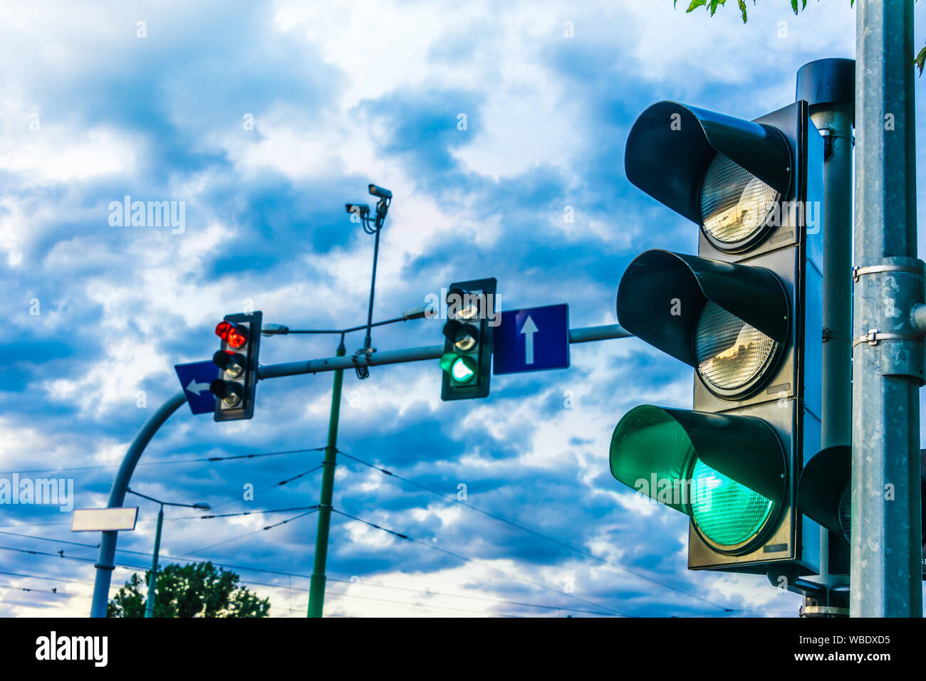 Semaforo sulla intersezione urbana. Luce verde Foto Stock