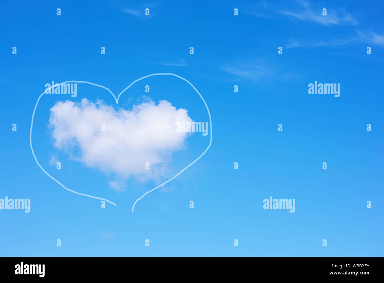 A forma di cuore cloud su un cielo blu. Copia dello spazio. Concetto di amore, romanticismo e il giorno di San Valentino. Foto Stock