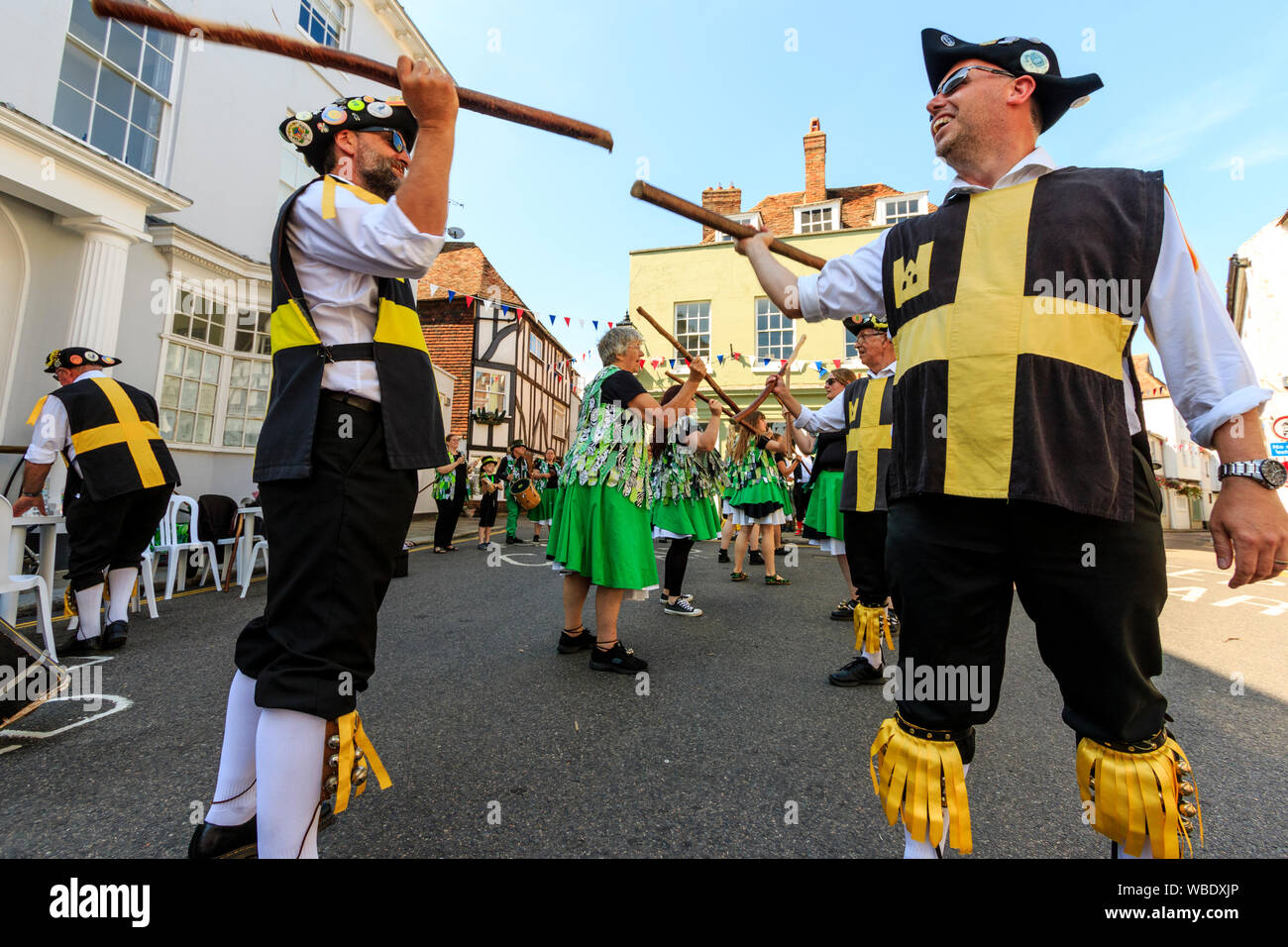 Sandwich e folk festival Ale. Ballerini Folk, Wantsum e Offcumduns Morris i lati, ballare e colpendo pali di legno insieme in strada. Foto Stock