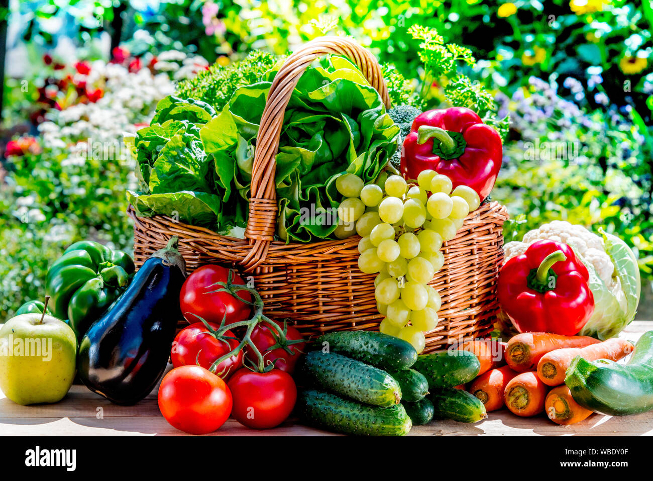 Varietà di prodotti freschi ortaggi e frutta in giardino. Alimentazione equilibrata Foto Stock