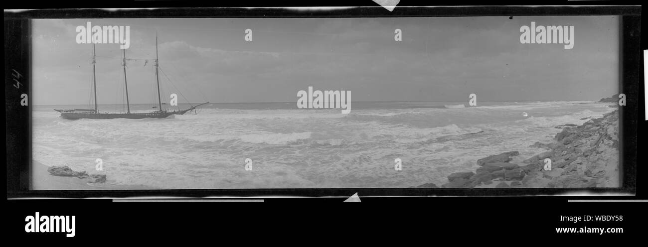 Affondamento nave Abstract/medio: 1 fotografia : negativo nitrato ; 11 x 31 cm. (4 x 12 formato) Foto Stock