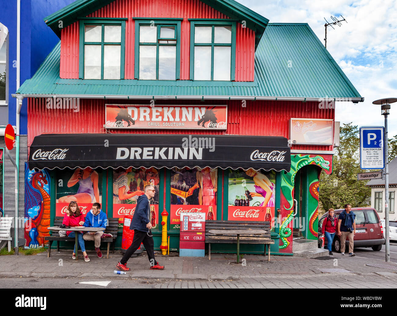 Le persone, i turisti a piedi nel quartiere dello shopping di Reykjavik, Islanda. Foto Stock