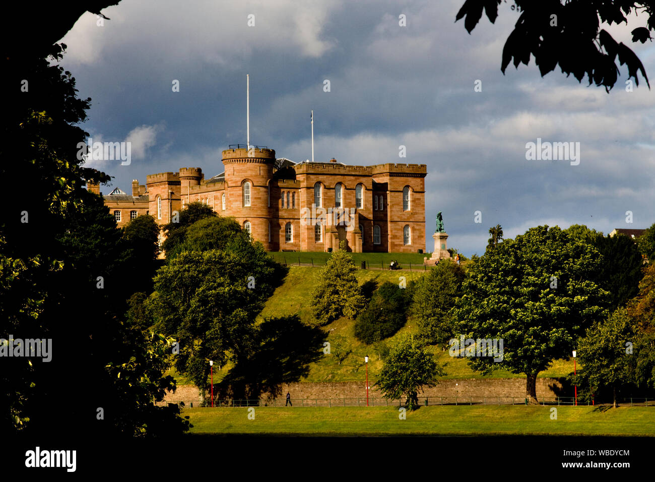 Inverness Castle è stato costruito sul sito di una precedente fortezza nel 1835 e si siede su una bassa scogliera che si affaccia sul fiume Ness e della cattedrale in oppo Foto Stock