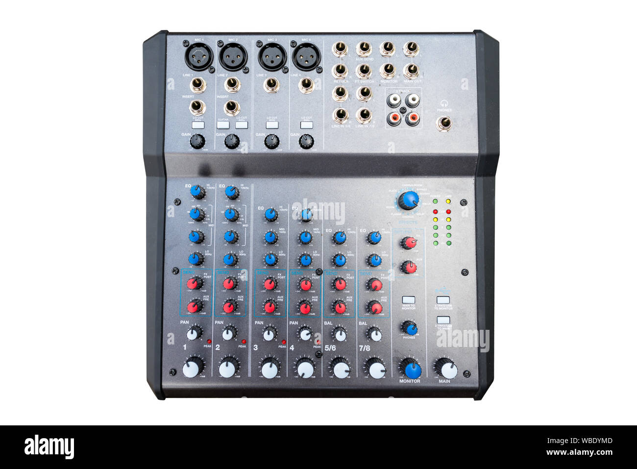 Un professionista di 8-input mixer audio con molte regolazioni e la manopola commutatori, isolato su uno sfondo bianco con un tracciato di ritaglio. Foto Stock Un professionista di 8-input mixer audio con molte regolazioni e la manopola commutatori, isolato su uno sfondo bianco con un tracciato di ritaglio. Foto Stock