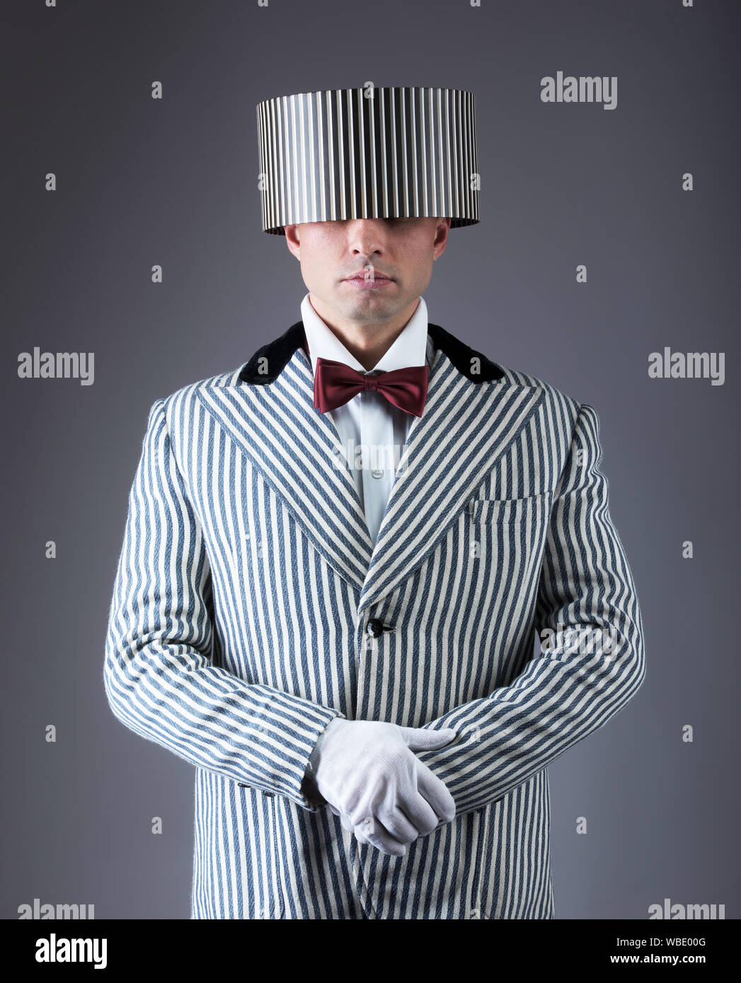 Retrò uomo con una confezione regalo sulla sua testa Foto Stock