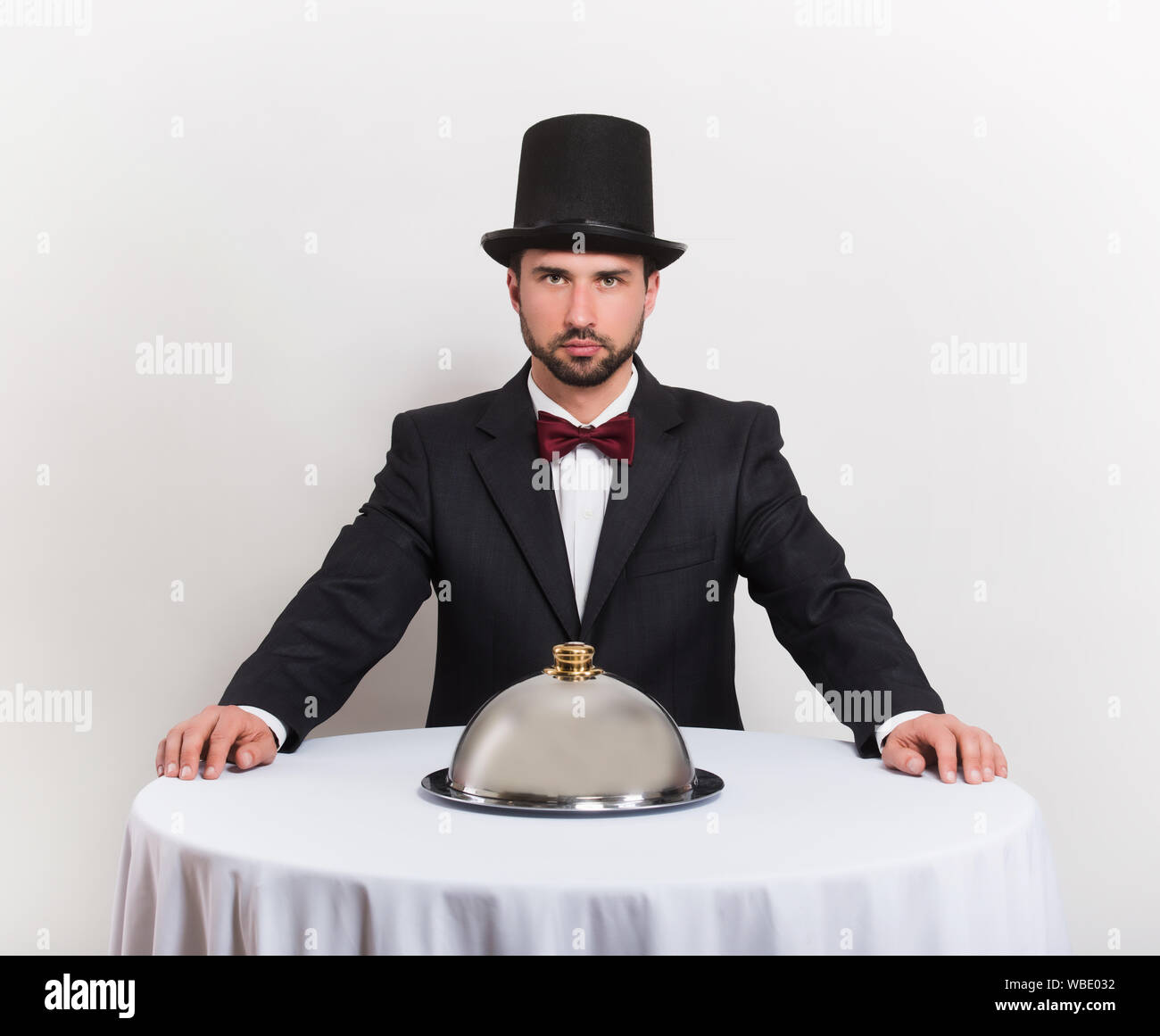 Gentleman seduti a tavola Foto Stock