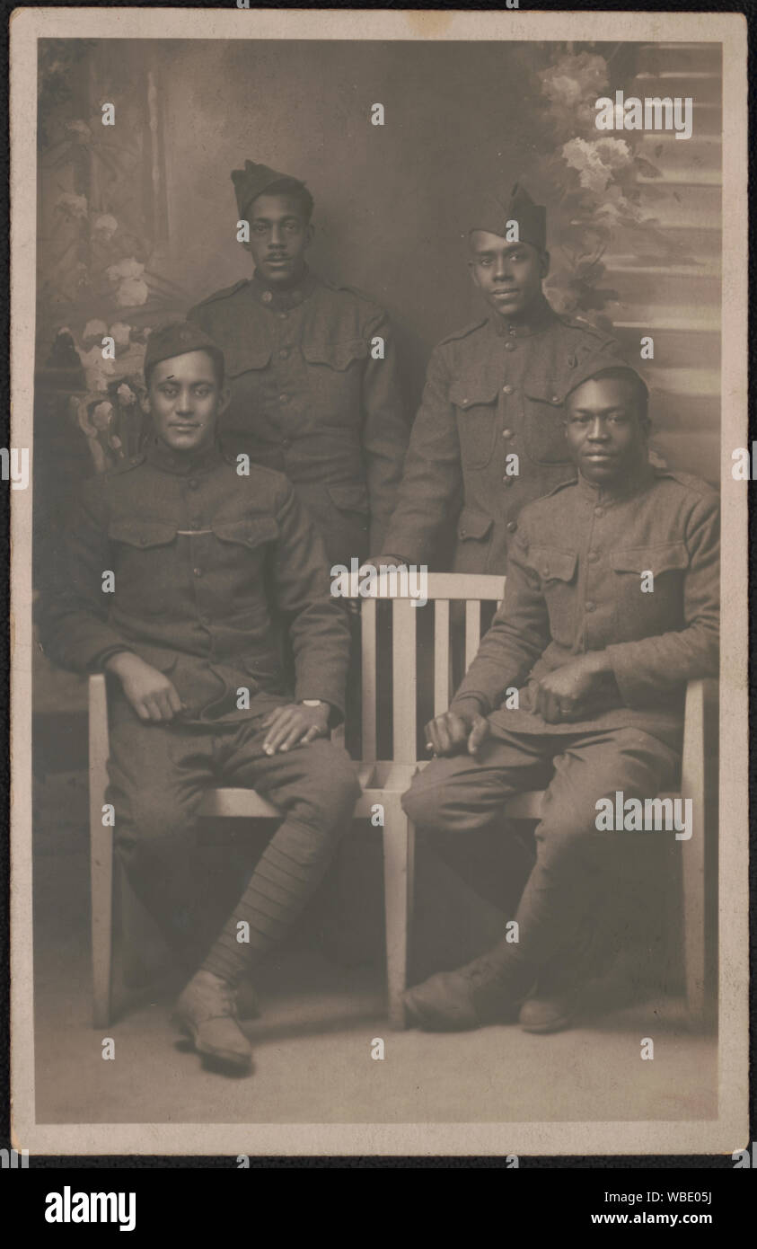 Quattro unidentified americano africano i soldati in uniformi e cappucci oltremare nella parte anteriore del fondale dipinto astratto/medio: 1 foto : gelatina silver stampa ; foglio 14 x 9 cm (formato cartolina) Foto Stock