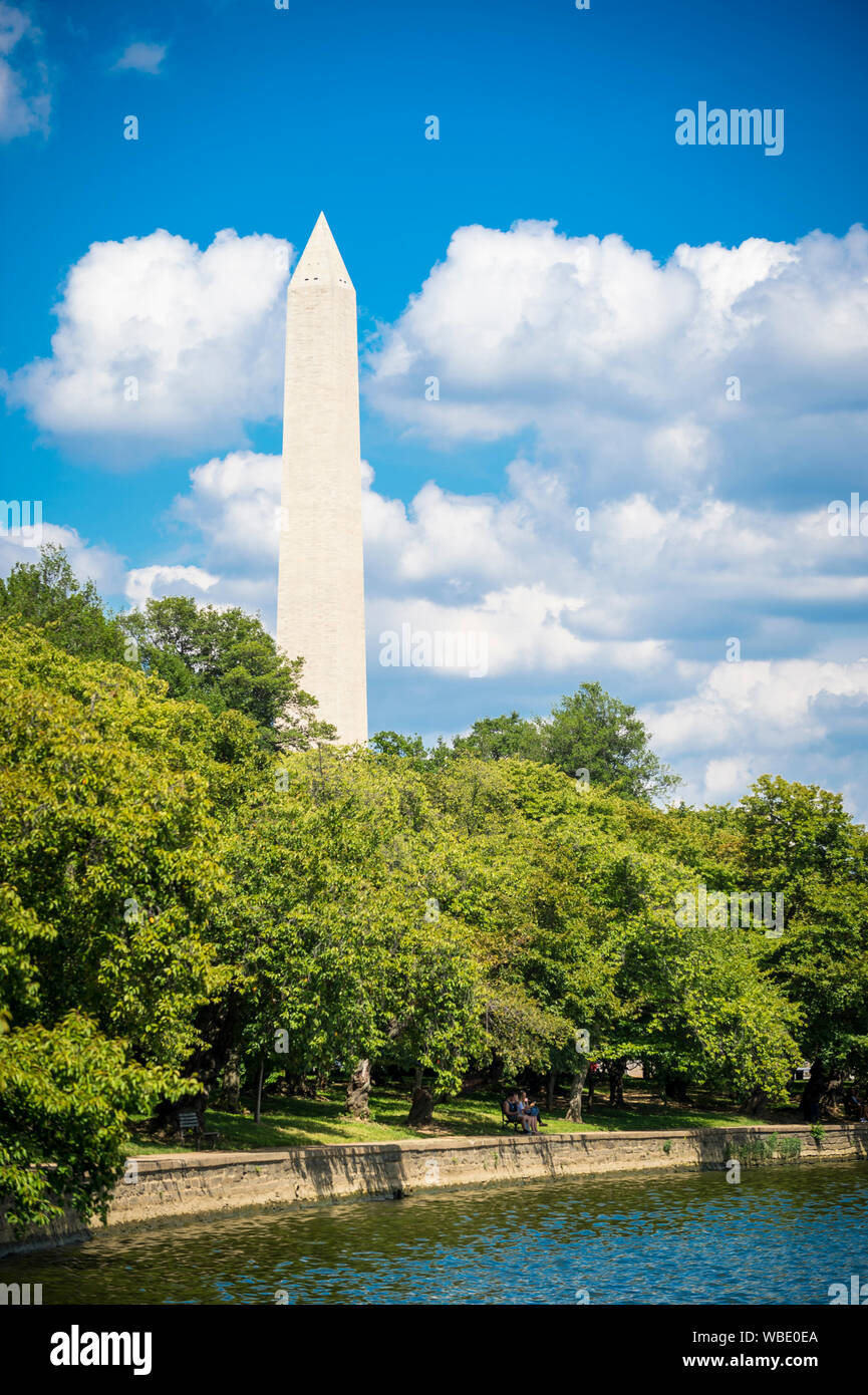 Scenic summer view del Monumento di Washington con estate verde sul Mall con luminosi le nubi di estate a Washington DC, Stati Uniti d'America Foto Stock
