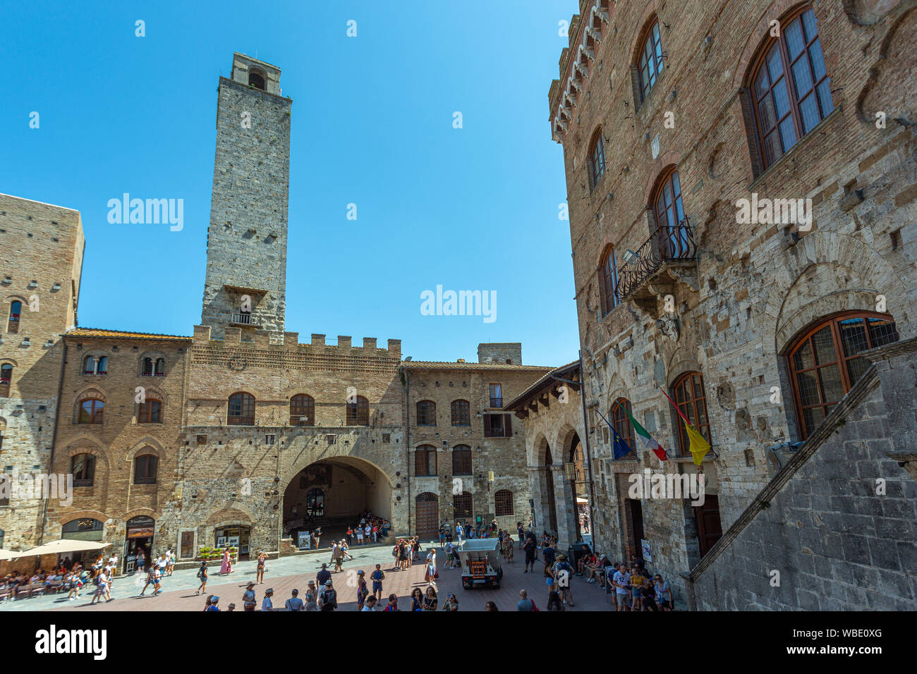 I turisti in Piazza del Duomo, San Gimignano Foto Stock