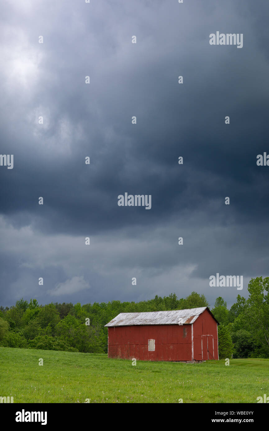Granaio rosso e nuvole di tempesta, Mohawk Valley, nello Stato di New York, Stati Uniti d'America Foto Stock