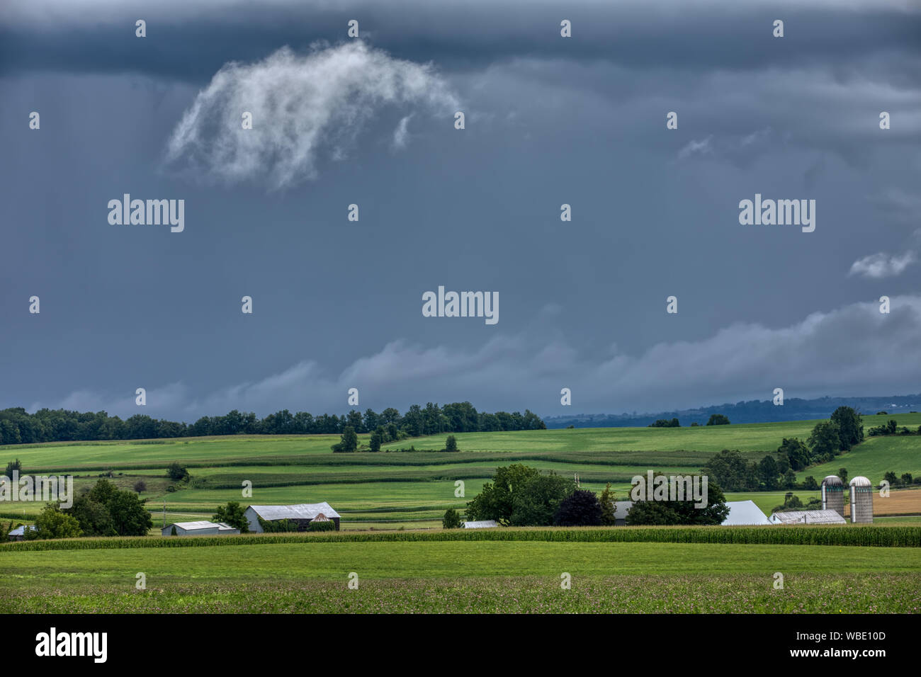 Tempesta estiva nuvole sopra il paese di fattoria nel Mohawk Valley della Contea di Montgomery, nello Stato di New York, Stati Uniti d'America. Foto Stock