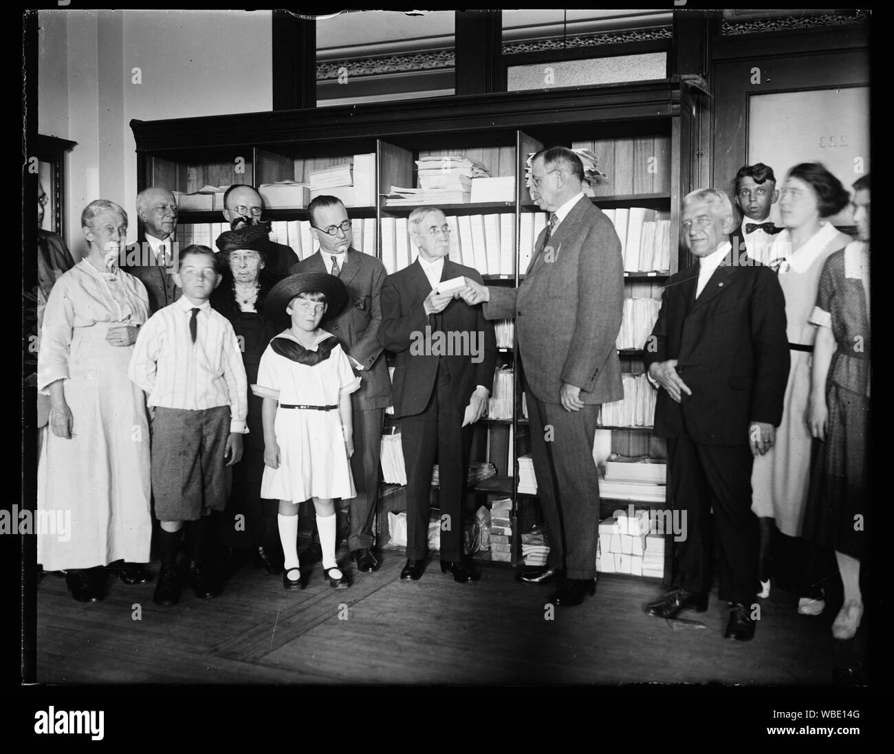 Fr. N. Rainey ricevere un orologio d'oro, presentato da P.M.G. Il lavoro di Hubert, in riconoscimento dei suoi 50 anni di servizio in ordine di soldi di divisione. Luglio 27, 1922 Abstract/medio: 1, negativo : vetro ; 4 x 5 in. o più piccolo Foto Stock