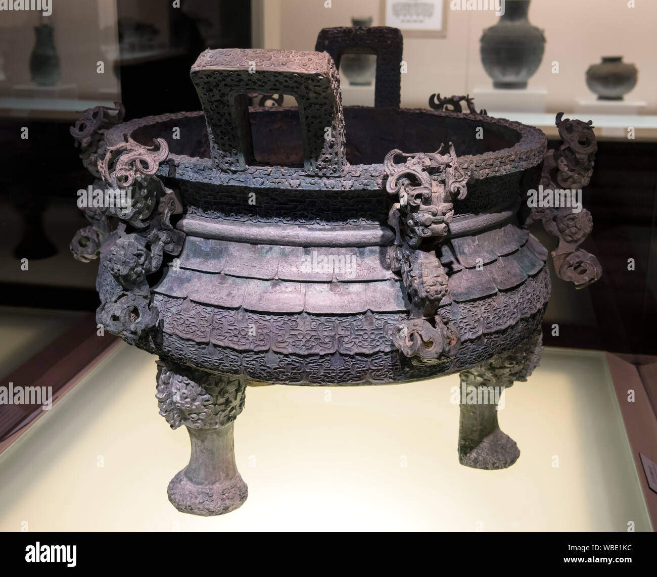 Bronzo cinese-ware. Ding (cibo vaso) con Dragonw interlacciato e scala design, tarda primavera e autunno periodo (inizi del VI secolo A.C. al 476 BC) Foto Stock