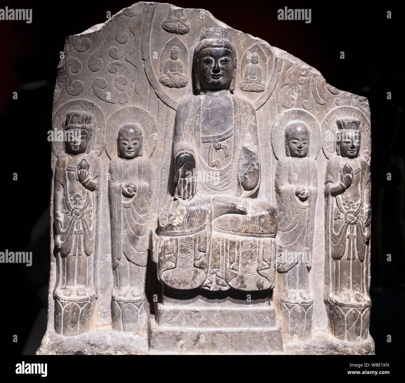 Vista frontale di una pietra scolpita stele di Buddha, nel nord della dinastia Qi (550-577 AD) Foto Stock