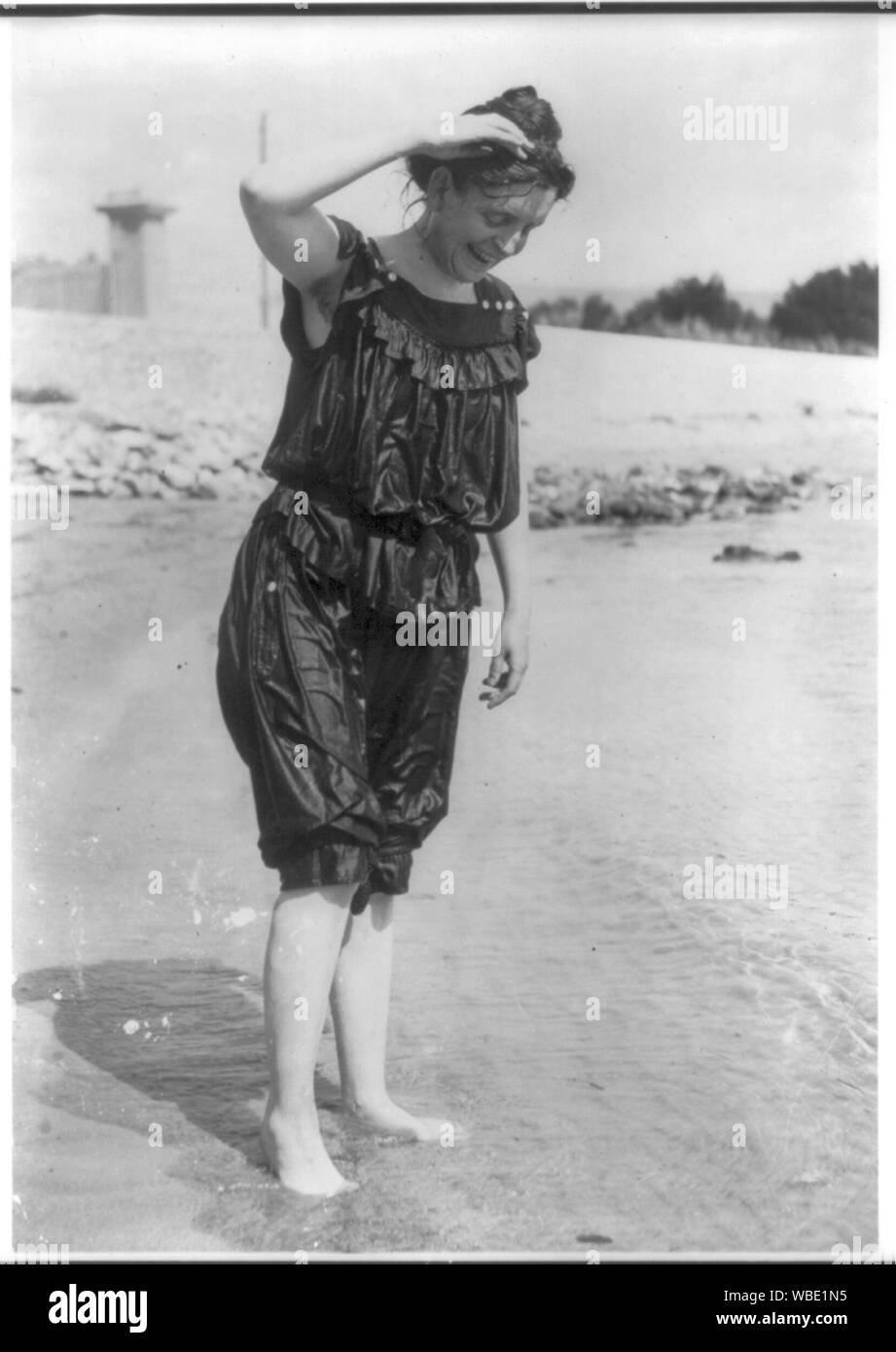 Frances Benjamin Johnston, in piedi di surf in wet costume Abstract/medio: 1 stampa fotografica. Foto Stock