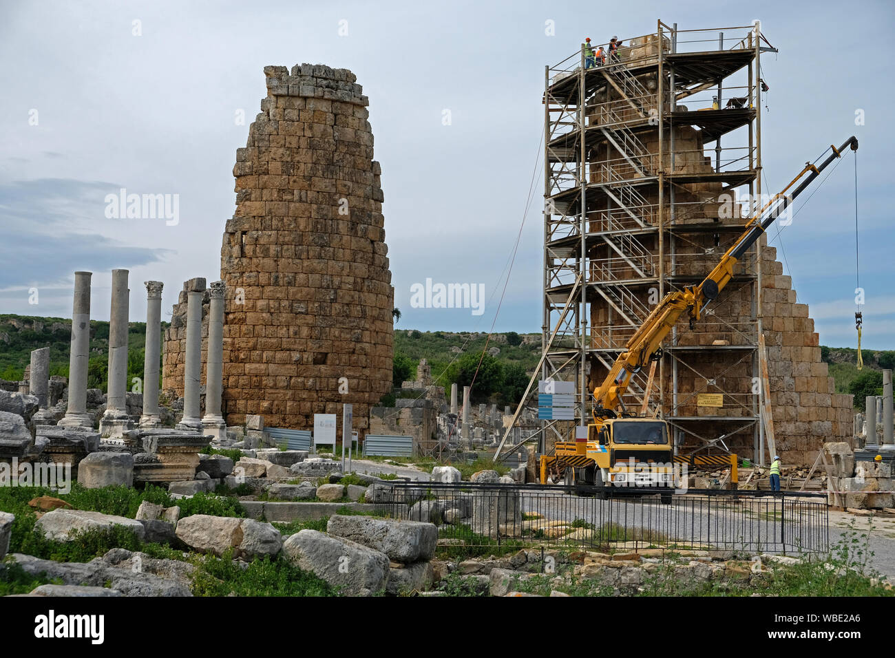 Il ripristino di manufatti storici richiede esperienza. lavori di restauro nella città antica di Antalya Foto Stock