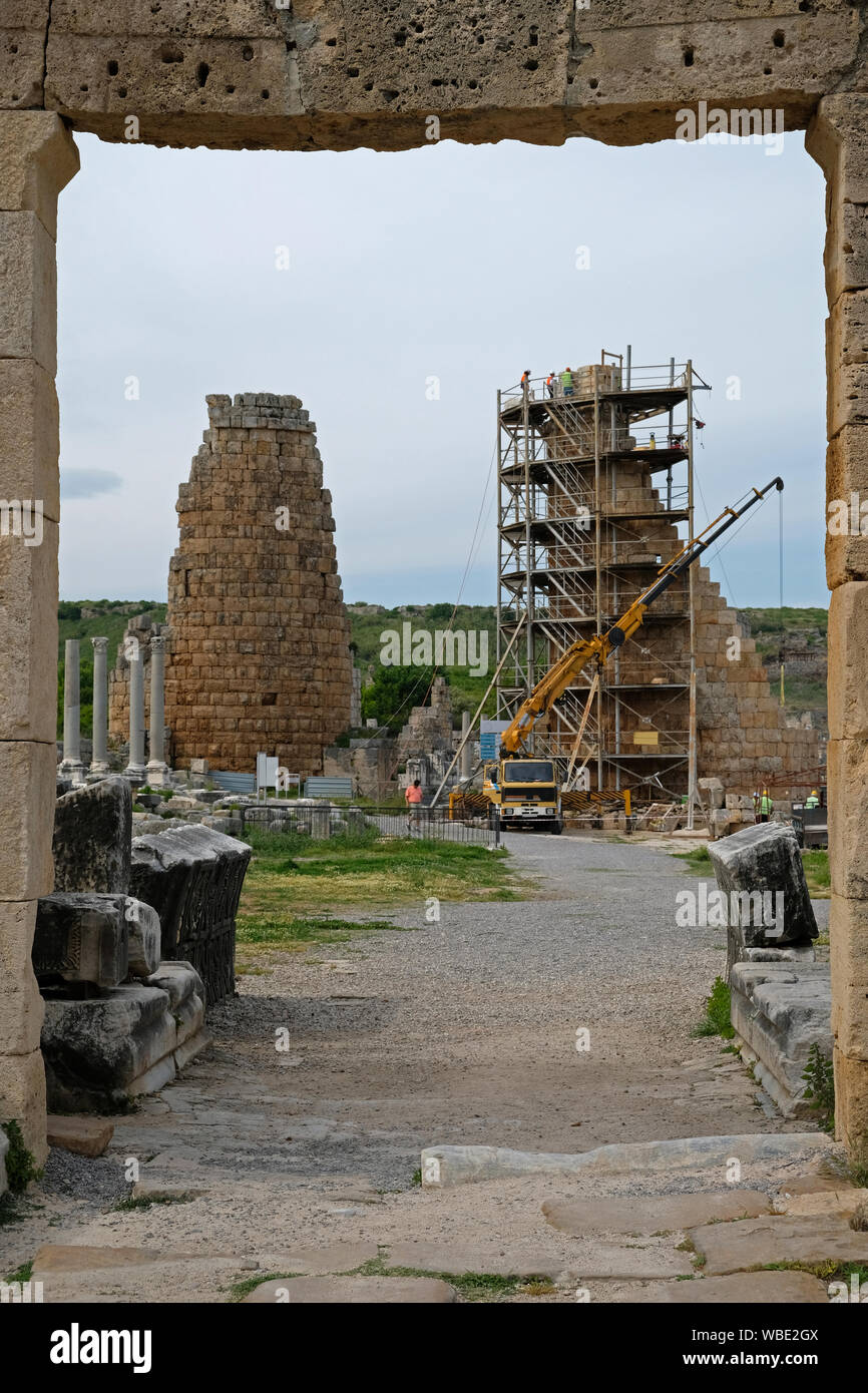 Il ripristino di manufatti storici richiede esperienza. lavori di restauro nella città antica di Antalya Foto Stock