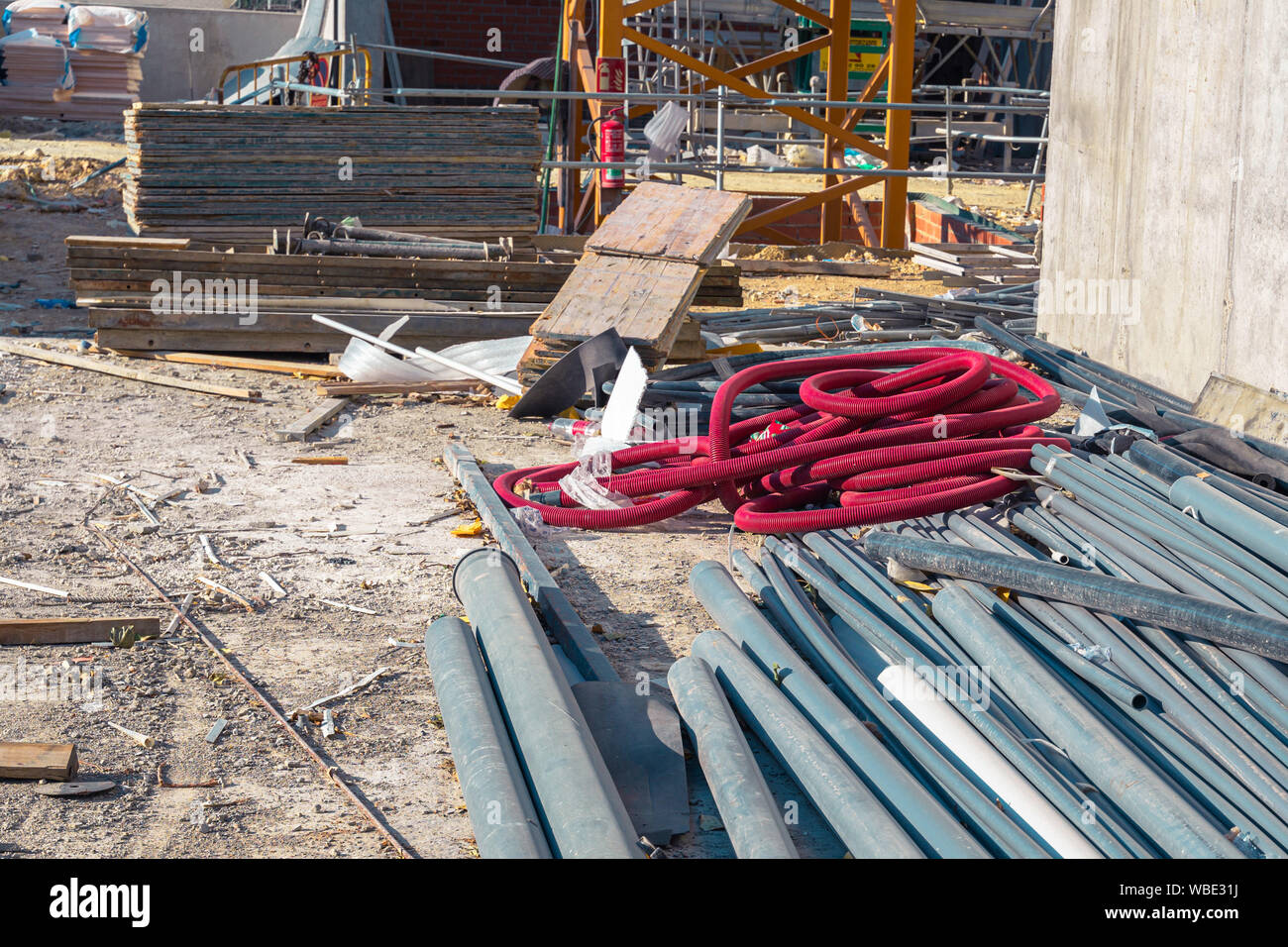 Edificio sito in costruzione. Tubi in PVC e altri materiali. Foto Stock