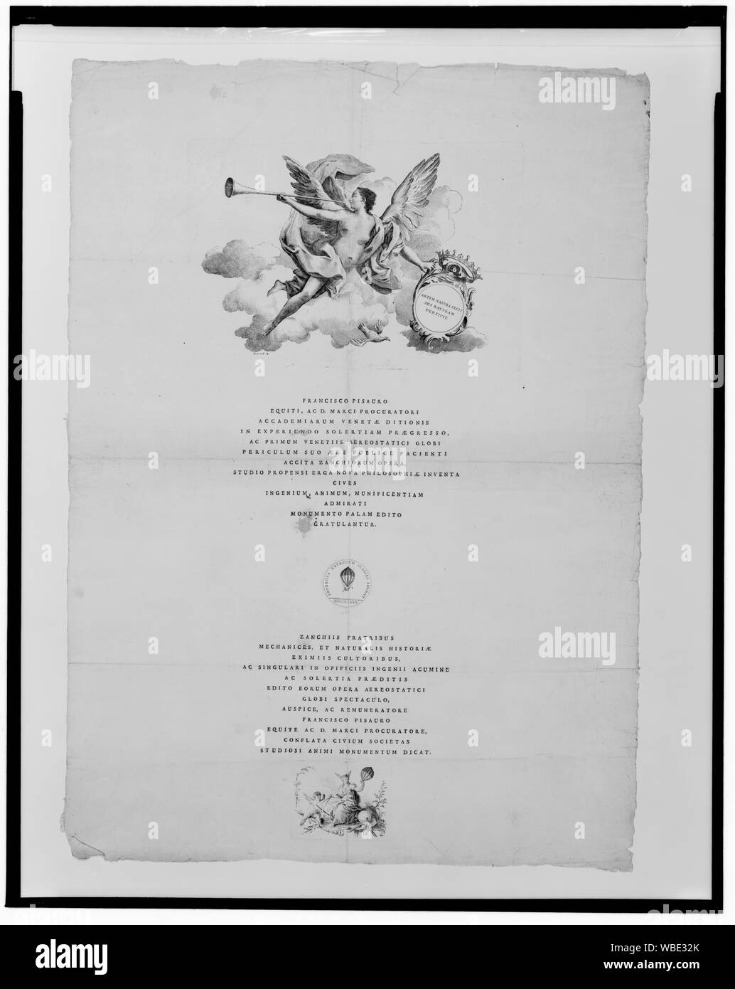 Francisco Pisauro equiti, ac D. Marci procuratori accademiarum ditionis Venete in experiundo solertiam pregresso, ac primum Venetiis globi aereostatici periculum suo ere publice facienti accita Zanchiorum opera, studio propensi erga nova philosophie inventa cives ingenium, animum, munificentiam admirati monumento palam edito gratulantur; stampa commemora Francesco Pisauro, cavaliere e procuratore di San Marco, che hanno reso il primo processo pubblico a Venezia di una sfera aerostatico. Le tre incisioni mostra un angelo soffia un avvisatore acustico e tenendo un coronato la placca; due persone in un palloncino sventolando bandiere, SURR Foto Stock
