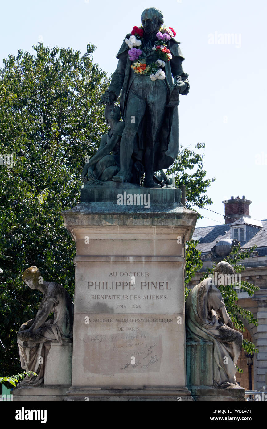 Statua di Philippe Pinel, medico francese che ha lavorato nel campo dell'assistenza psichiatrica, al di fuori della Salpêtrière, Parigi Francia Foto Stock