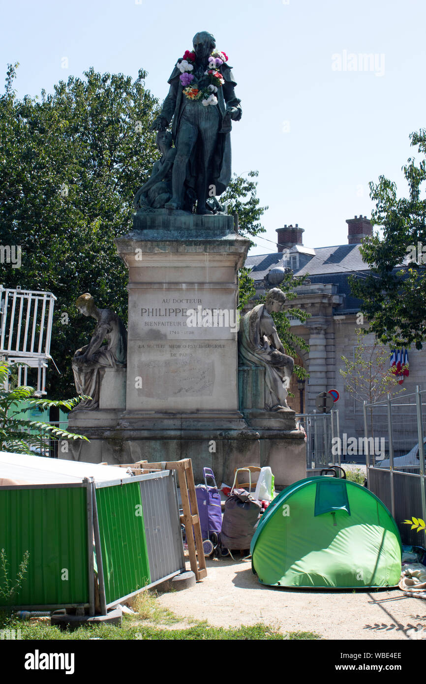 Statua di Philippe Pinel, medico francese che ha lavorato nel campo dell'assistenza psichiatrica, al di fuori della Salpêtrière, Parigi Francia Foto Stock