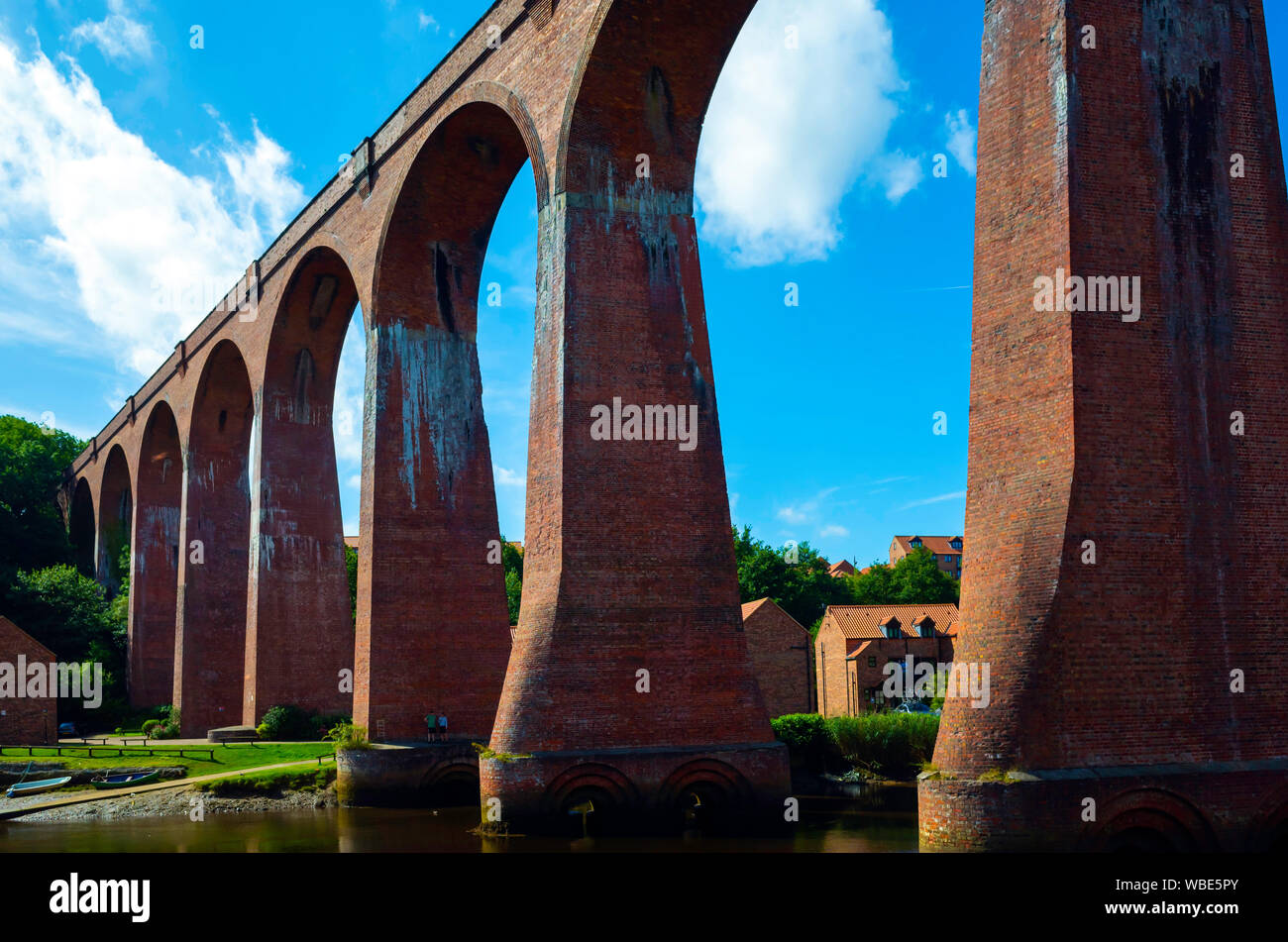 Larpool viadotto in mattoni costruito per portare la di Scarborough e Whitby Railway oltre il fiume Esk vicino a Ruswarp completata nel 1884. Porta ora traccia di cenere Foto Stock