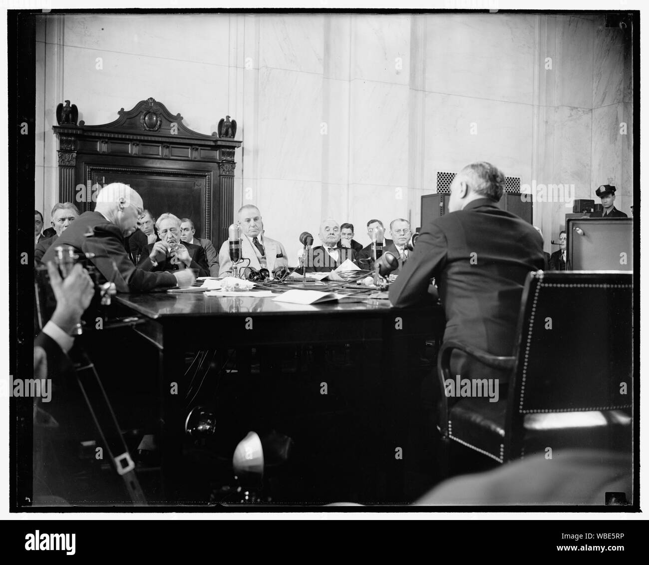 Frankfurter facce comitato del Senato. Washington, 12 genn. Felix Frankfurter, destra e di fronte il Potere Giudiziario del senato sottocomitato oggi per rispondere alle domande riguardanti la sua idoneità per gli Stati Uniti La Corte suprema. Il comitato ha in seguito confermato la sua candidatura. Da sinistra a destra, si vede: Senatore William H. Re dello Utah, il senatore M.M. Neely del West Virginia, Presidente e il Senatore George W. Norris del Nebraska, 1/12/39 Abstract/medio: 1, negativo : vetro ; 4 x 5 in. o più piccolo Foto Stock