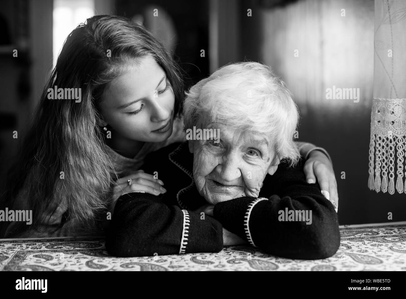 Ritratto di una ragazza carina insieme con il suo amato la nonna. Foto in bianco e nero. Foto Stock