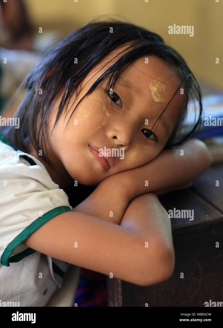 Studente birmano in una scuola primaria a Mandalay, Myanmar Foto Stock