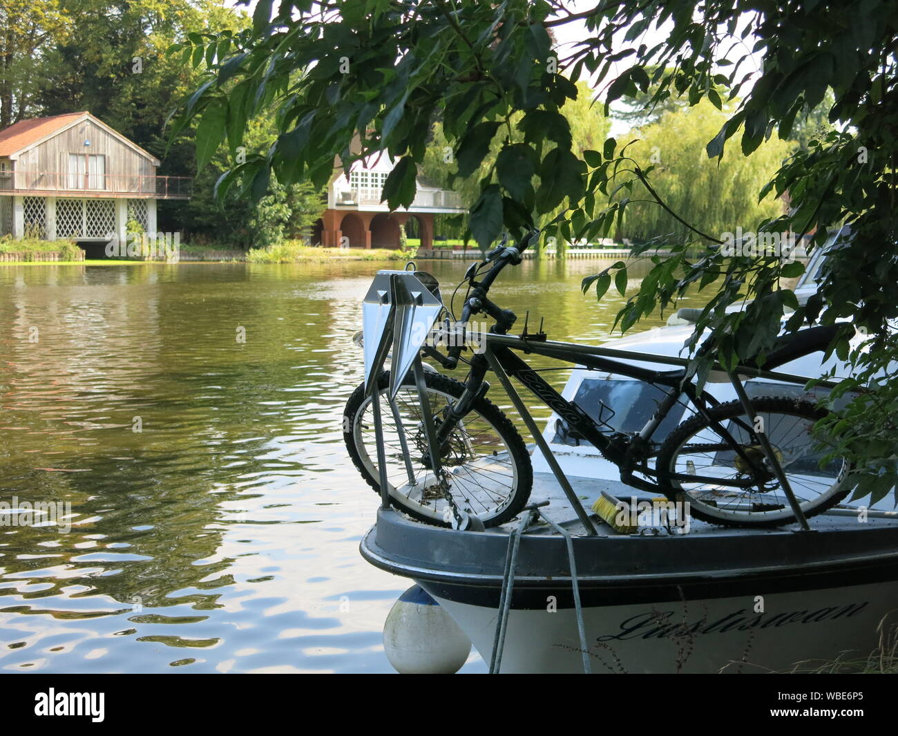 Si dispone di una scelta di modalità di trasporto quando la bicicletta è incatenato alla ringhiera a prua della vostra barca a vela; ormeggiati a Cookham sul Tamigi Foto Stock