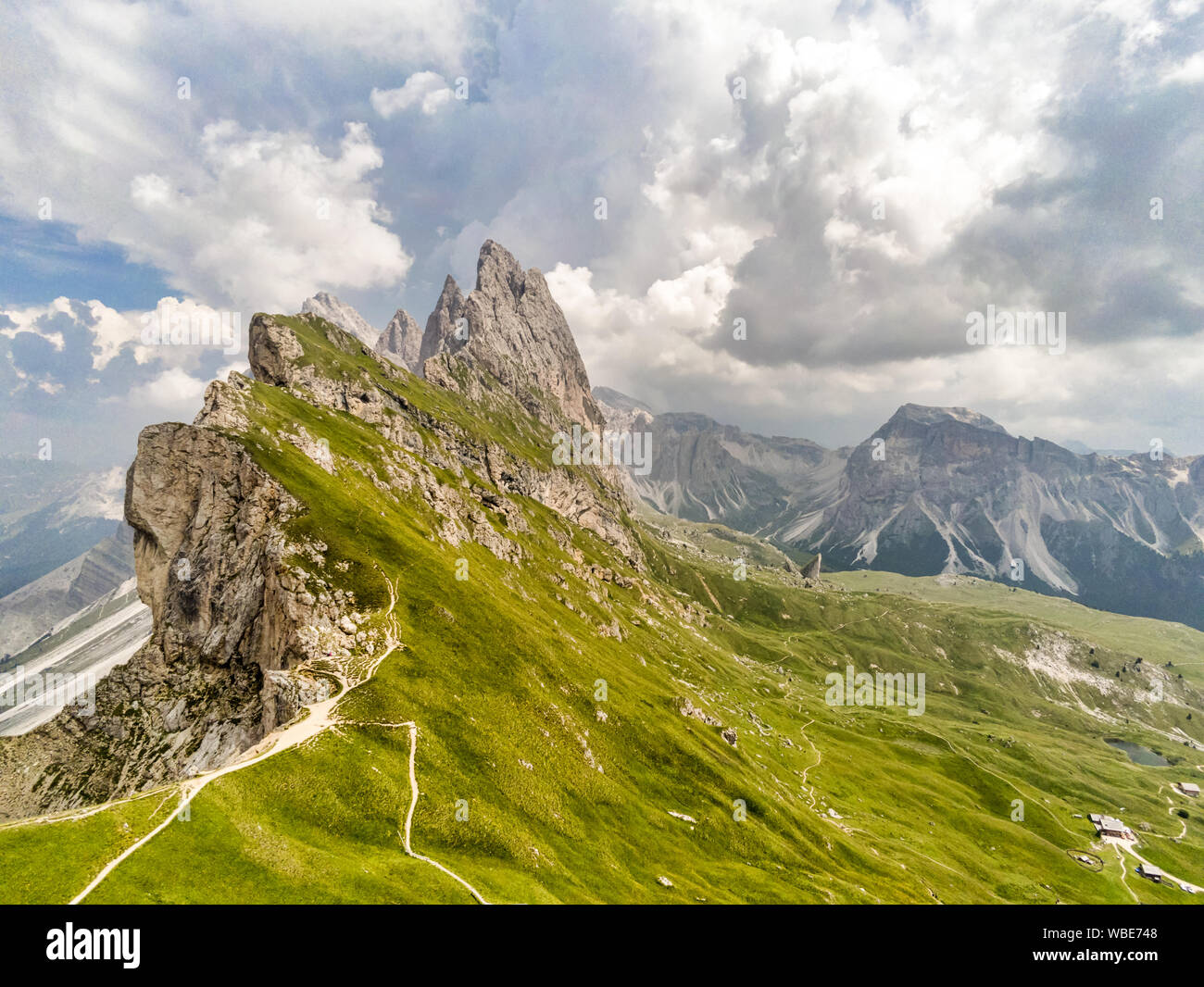 Queste sono le frastagliate cime di montagna del Seceda in Dolamites italiano delle Alpi Foto Stock
