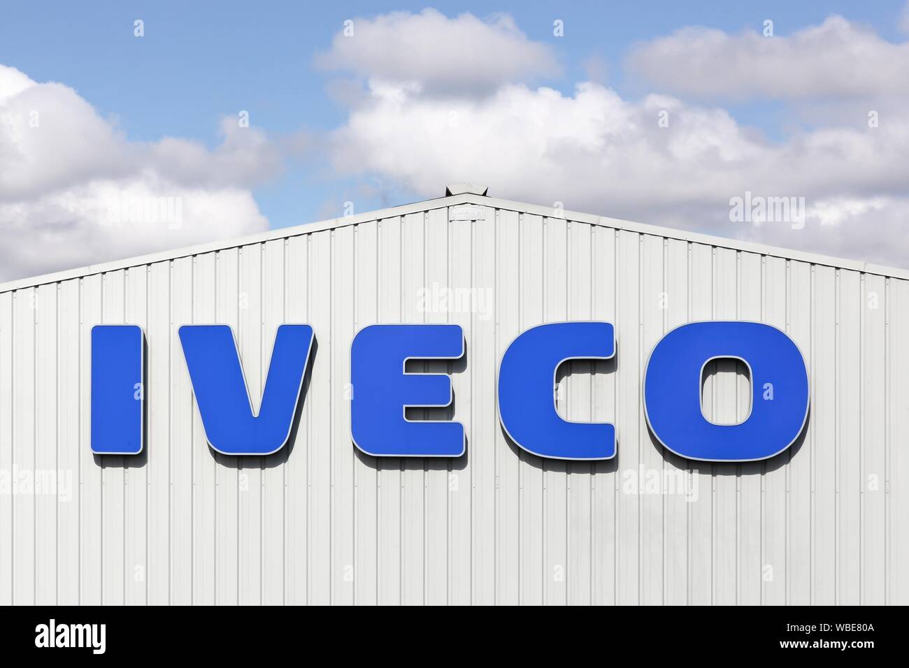 Sevrey, Francia - 22 Giugno 2019: logo Iveco su un edificio. Iveco è un italiano di veicolo industriale Manufacturing Company con sede in Torino, Italia Foto Stock