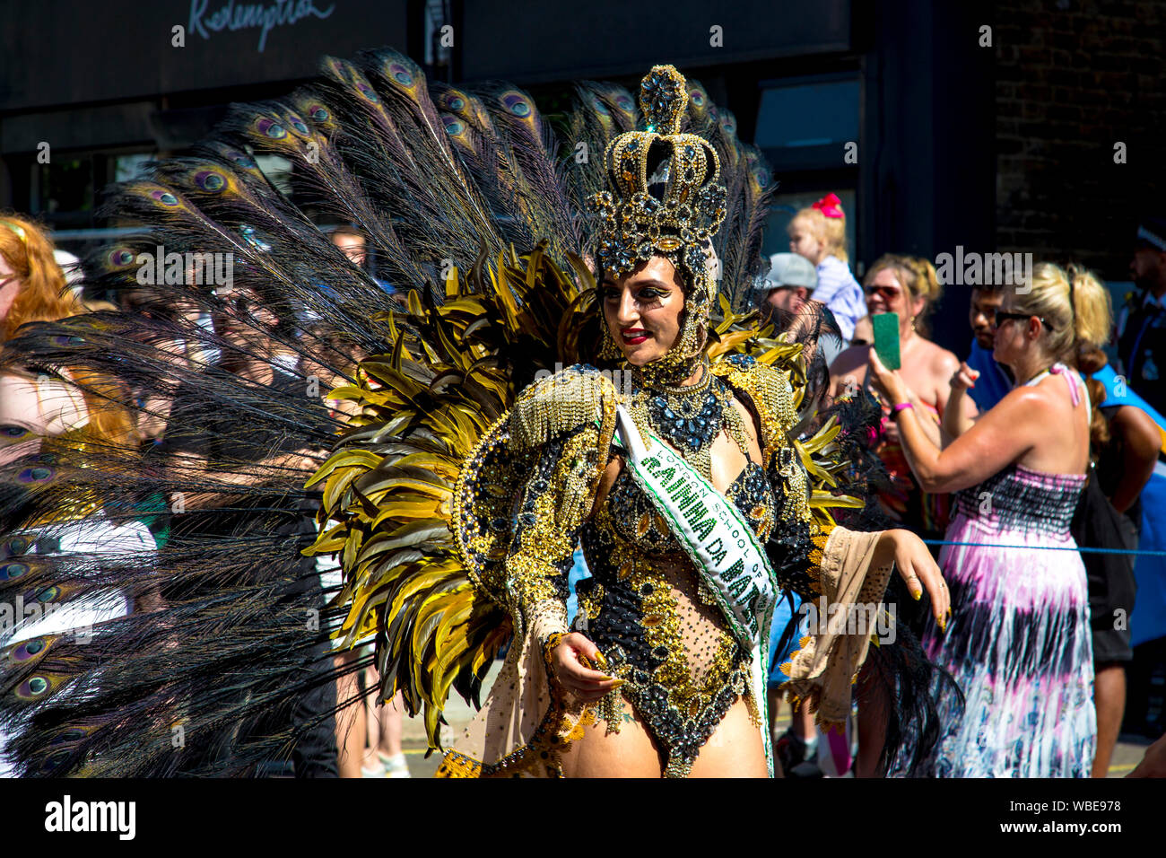 26 Agosto 2019 - ballerino di Samba indossando il costume con la corona  copricapo, penne di pavone al carnevale di Notting Hill su un caldo lunedì  festivo, London, Regno Unito Foto stock - Alamy