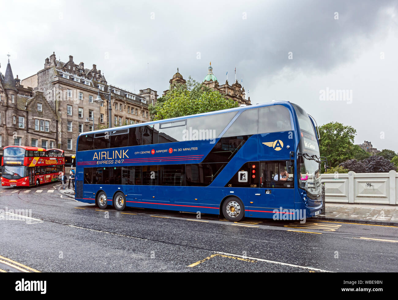 Volvo moderno double decker Airlink Express bus serve Edinburgh Waverley Station all'aeroporto di Edimburgo e azionati da autobus Lothian su Waverley Bridge Foto Stock