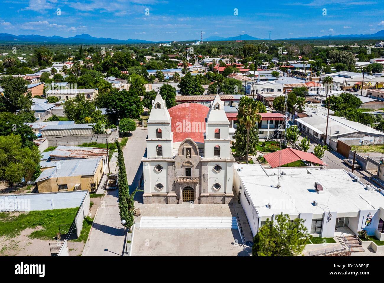 Vista aerea della chiesa o della parrocchia di Nostra Signora di Guadalupe, chiosco e piazza del comune di Cumpas, Sonora, Messico. È parte della Sierra rotta in Sonora Messico. Situato nella regione inferiore della Sierra Madre Occidente. Essa è stata fondata nel 1643 dal missionario gesuita Egidio Monteffio sotto il nome di Nostra Signora dell'assunzione di Cumpas, con lo scopo di evangelizzare le tribù di opale che abitavano quel luogo in tempi precedenti e durante la conquista. (© Foto: LuisGutierrez / NortePhoto.com) Vista aerea de la iglecia o Parroquia de Nuestra Señora de Guadalupe, kiosko y p Foto Stock