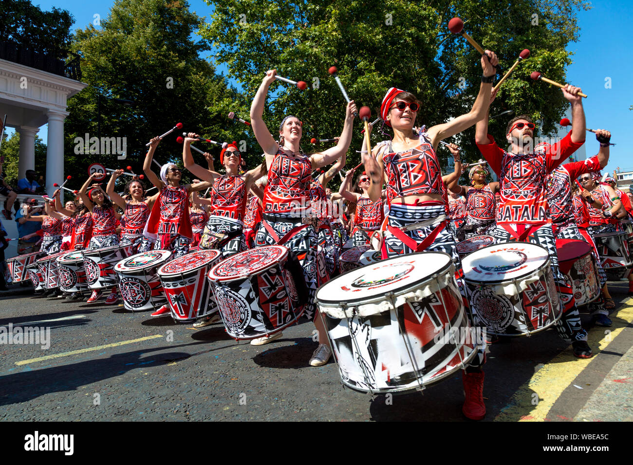 26 Agosto 2019 - Batala Mundo batteristi al carnevale di Notting Hill su un caldo lunedì festivo, London, Regno Unito Foto Stock