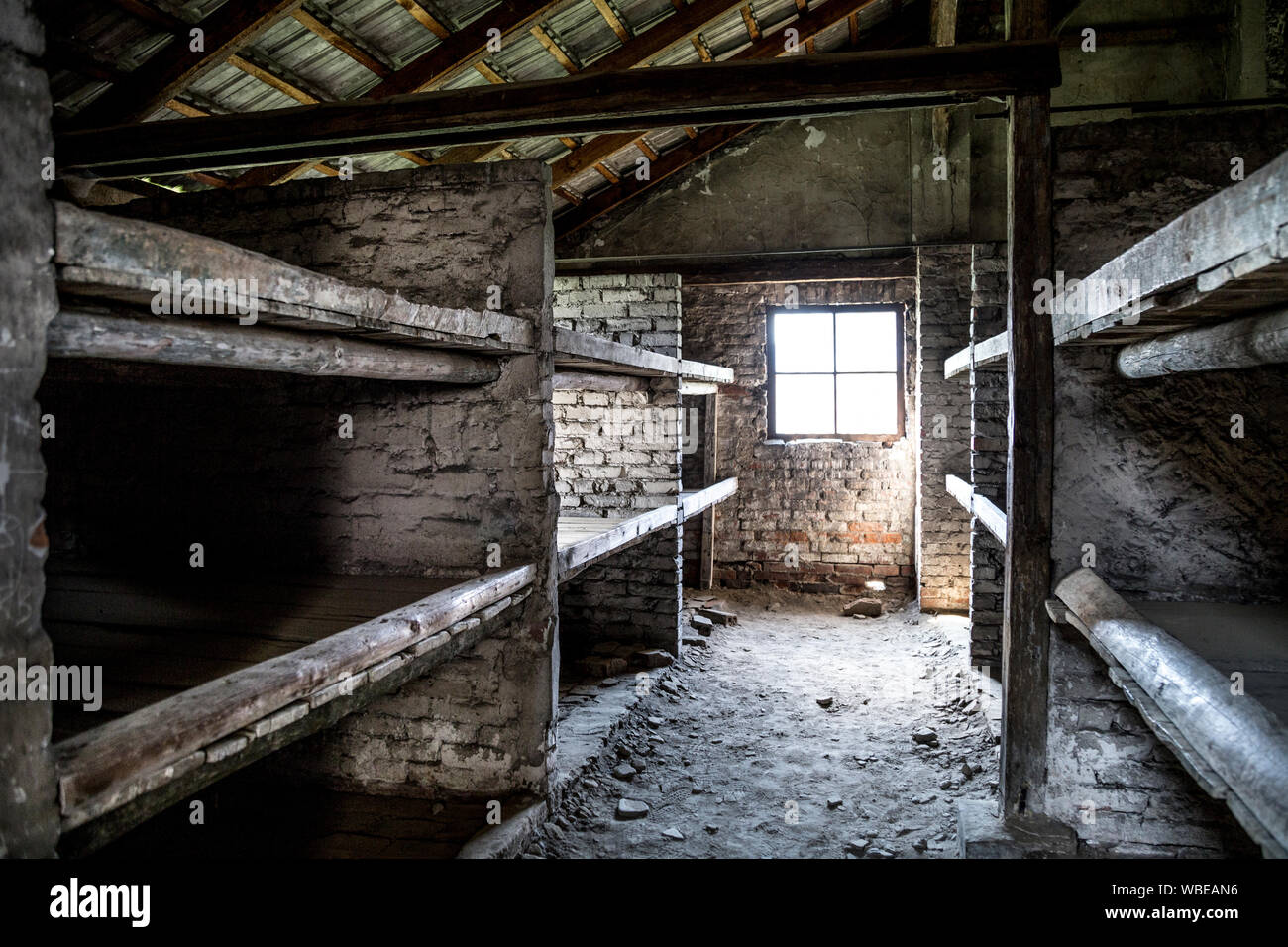 Interno della caserma dove i prigionieri sono stati tenuti al Campo di Concentramento di Auschwitz-Birkenau, Polonia Foto Stock