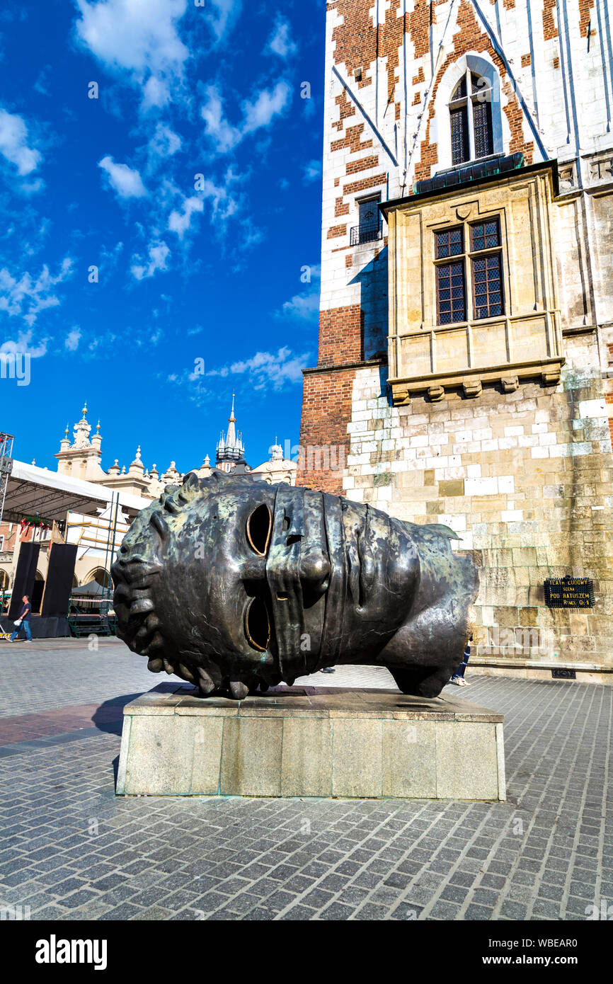 "L'Eros Bendato' scultura di una testa sulla piazza principale (Rynek Glowny) dall'artista polacco Igor Mitoraj, Cracovia in Polonia Foto Stock