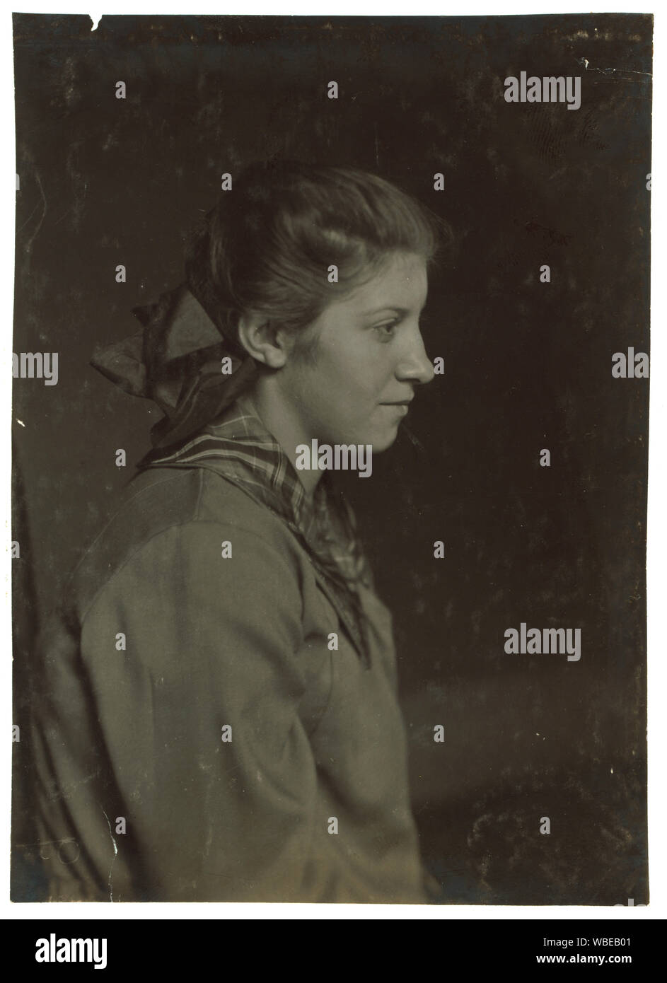 Francese - Albertine Angelhart, 35 Gangion San - 14 anni 2 gennaio - a sinistra in grado 4a. Tessitore a Flint Mill. Applicare per il certificato. Era stato un tessitore un mese in un mulino e due giorni in avanti ma era un moto di arresto telaio che lei non sapeva come far funzionare. Abstract: Fotografie dal record della Nazionale di Lavoro Minorile Comitato (USA) Foto Stock