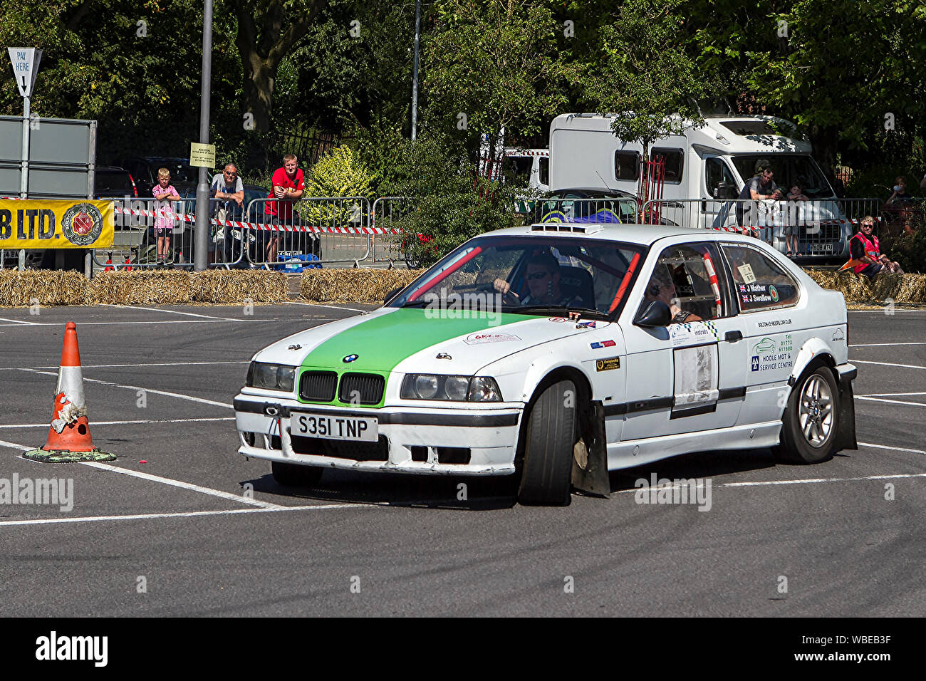 S351TNP BMW 318ti sport drifting a Ormskirk Motorfest in Lancashire, Regno Unito Foto Stock