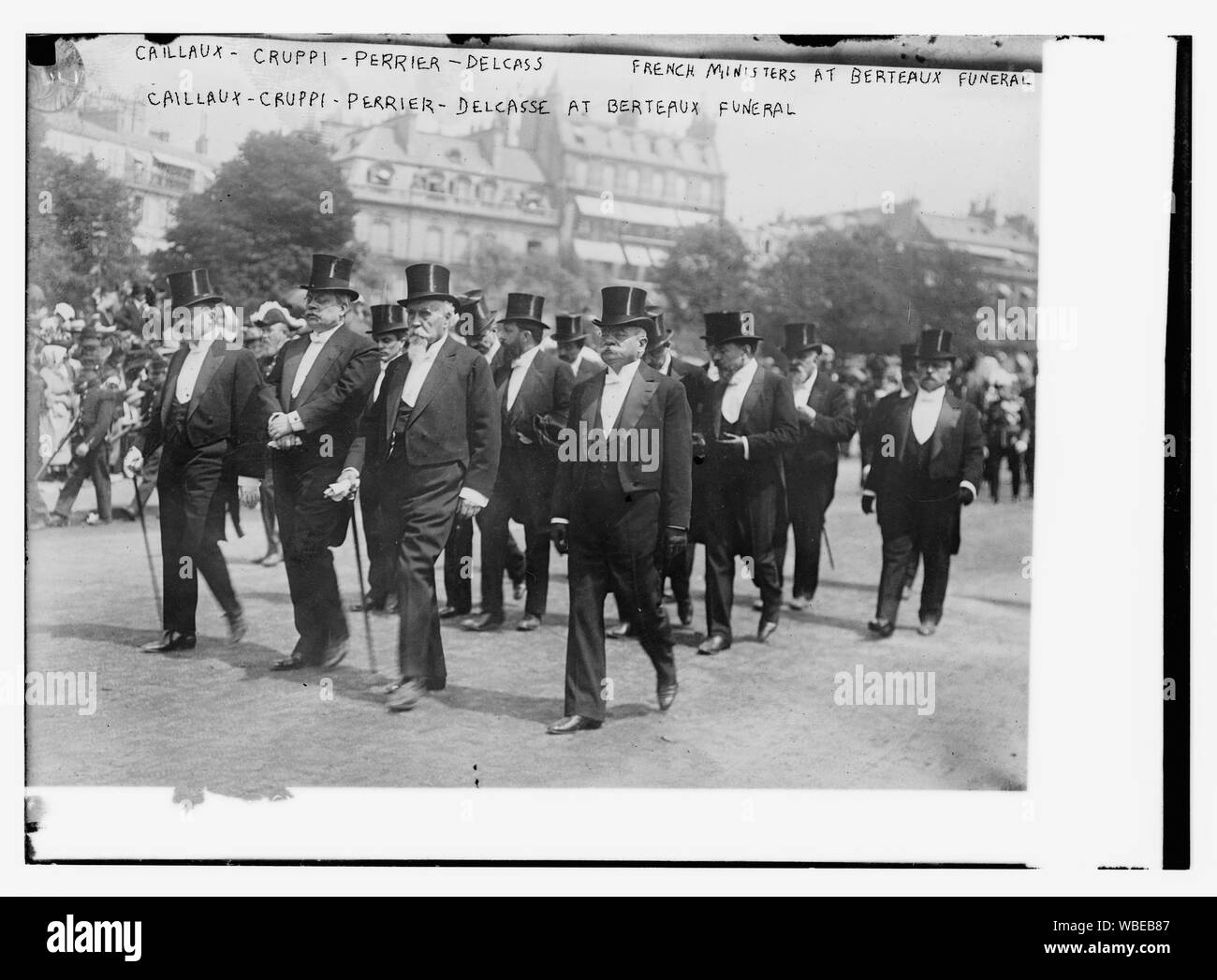 I ministri francesi a Berteaux funerale. Caillaux, cruppi, Perrier, Delcasse Abstract/medio: 1, negativo : vetro ; 5 x 7 in. o inferiore. Foto Stock