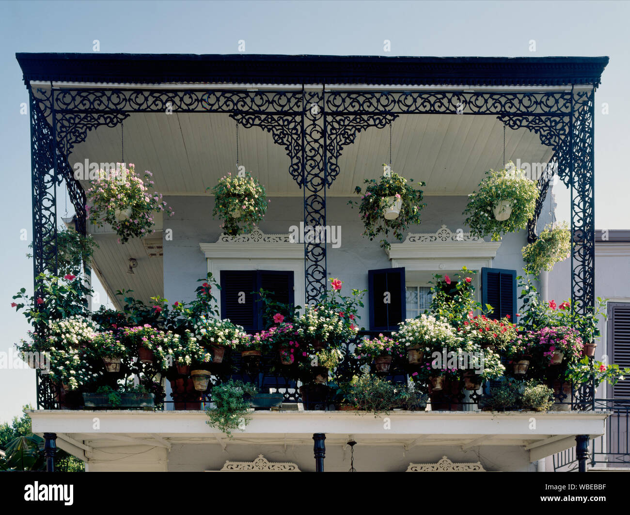 French Quarter balcone con classici elementi in ferro battuto, New Orleans, Louisiana Foto Stock