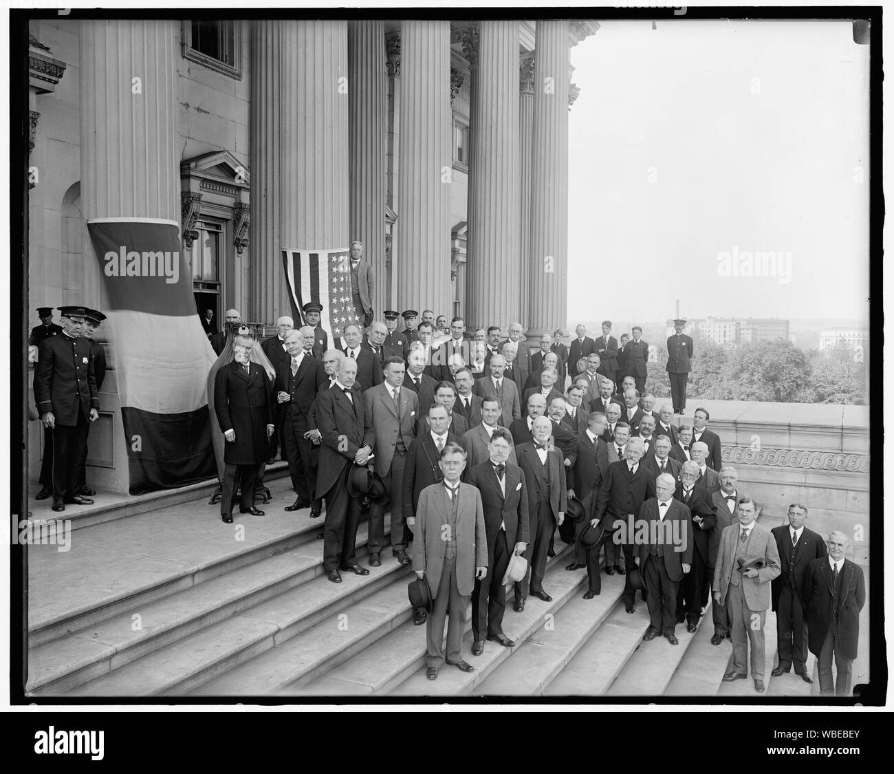 Vasi francese di essere presentata negli Stati Uniti. Senato Abstract/medio: Harris & Ewing collezione fotografica Foto Stock