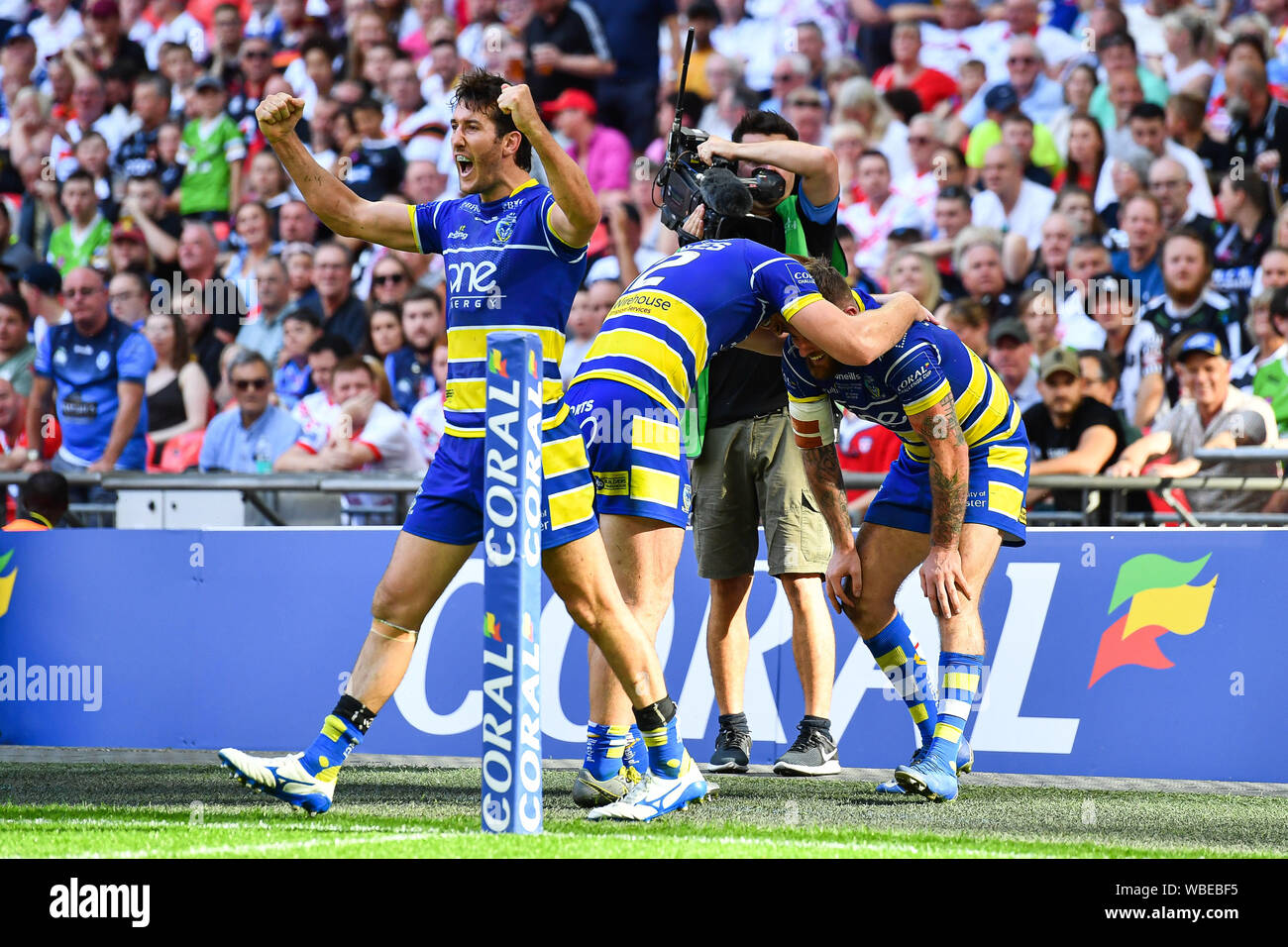 24 agosto 2019 , lo stadio di Wembley, Londra Inghilterra ; 2019 Coral Challenge Cup finale ; St Helens vs Warrington lupi ; Stefan Ratchford di Warrington lupi celebra dopo Daryl Clark prova a salvare di affrontare su Regan Grazia (5) di St Helens Credito: Craig Thomas/news immagini Foto Stock