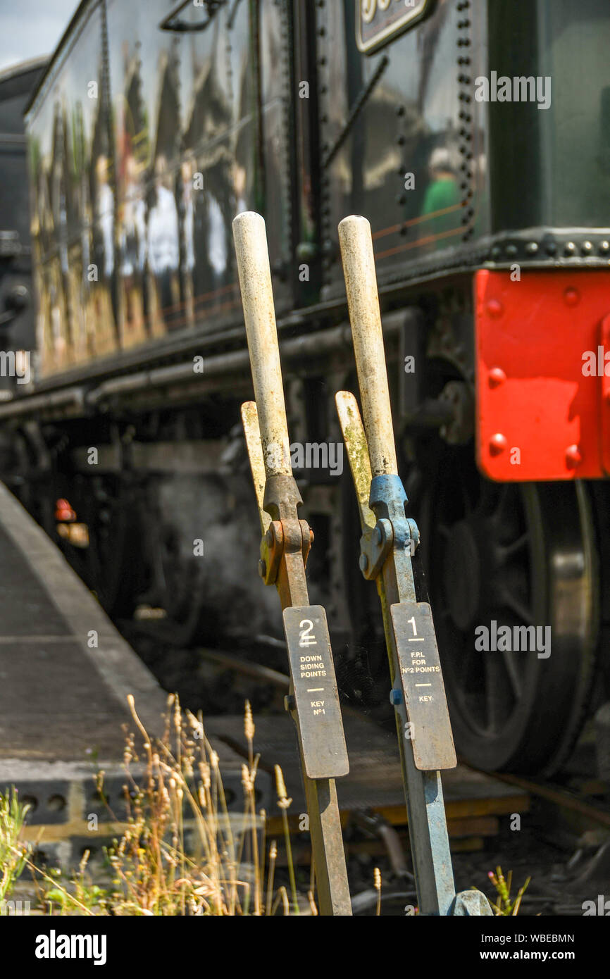 CRANMORE, Inghilterra - Luglio 2019: Via leve laterali per azionare i punti manuale del meccanismo di commutazione su piste su Est Somerset Steam Railway. Foto Stock
