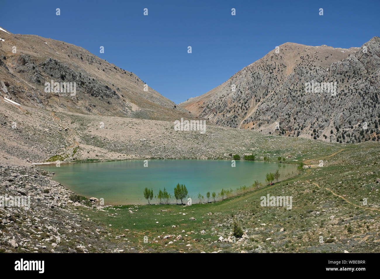 Alti laghi glaciali sono sempre state interessanti. Proprio come in antalya/elmali/ Gombe. Yesilgöl (verde lago)... Foto Stock