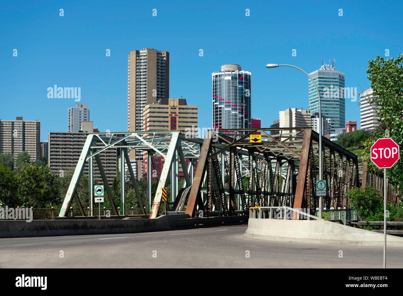 Splendida vista del centro di Edmonton, Alberta, Canada. Presa sulla soleggiata giornata estiva dal River Valley Park. Foto Stock