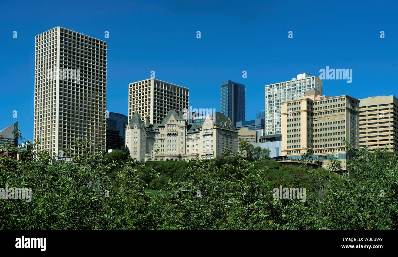 Splendida vista del centro di Edmonton, Alberta, Canada. Presa sulla soleggiata giornata estiva dal River Valley Park. Foto Stock