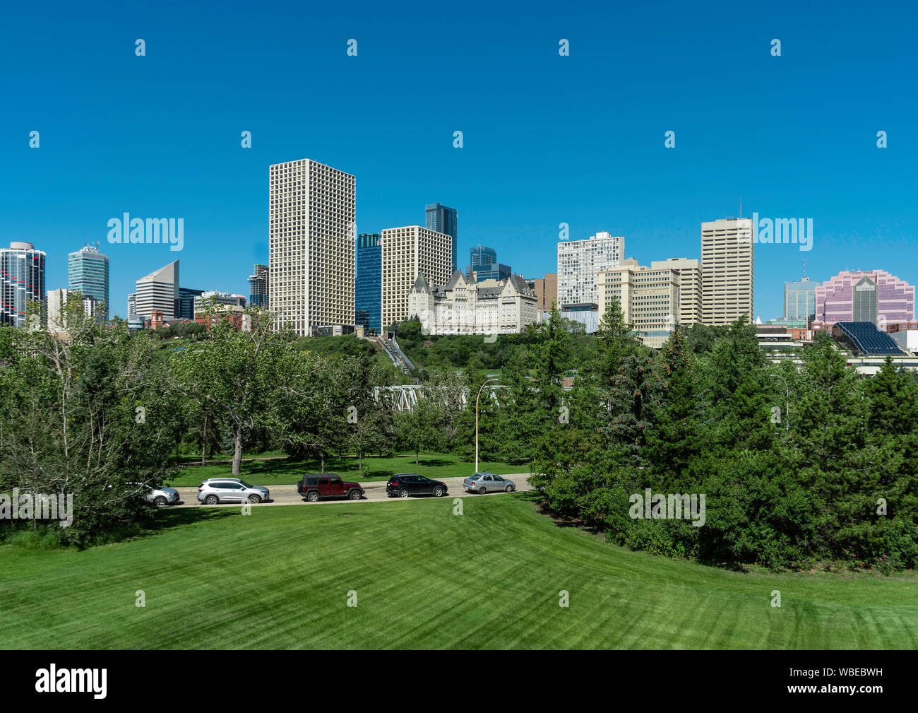 Splendida vista del centro di Edmonton, Alberta, Canada. Presa sulla soleggiata giornata estiva dal River Valley Park. Foto Stock