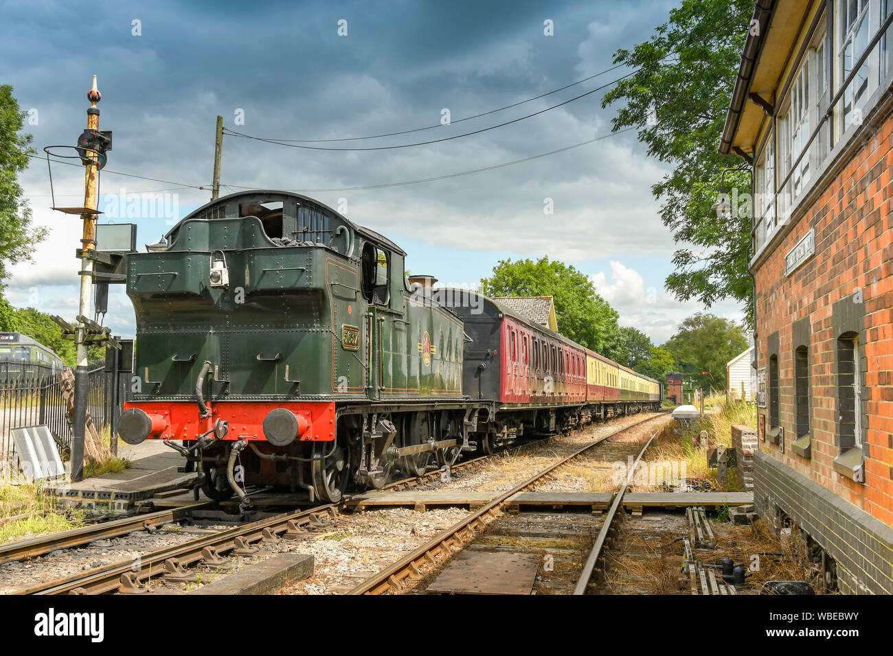 CRANMORE, Inghilterra - Luglio 2019: motore a vapore e un treno di carrelli in attesa di partenza Stazione Cranmore sulla East Somerset Railway. Foto Stock
